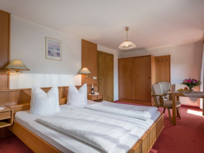 Hotel_Enzian_Hnr_17_Pertisau_Zimmer__.jpg